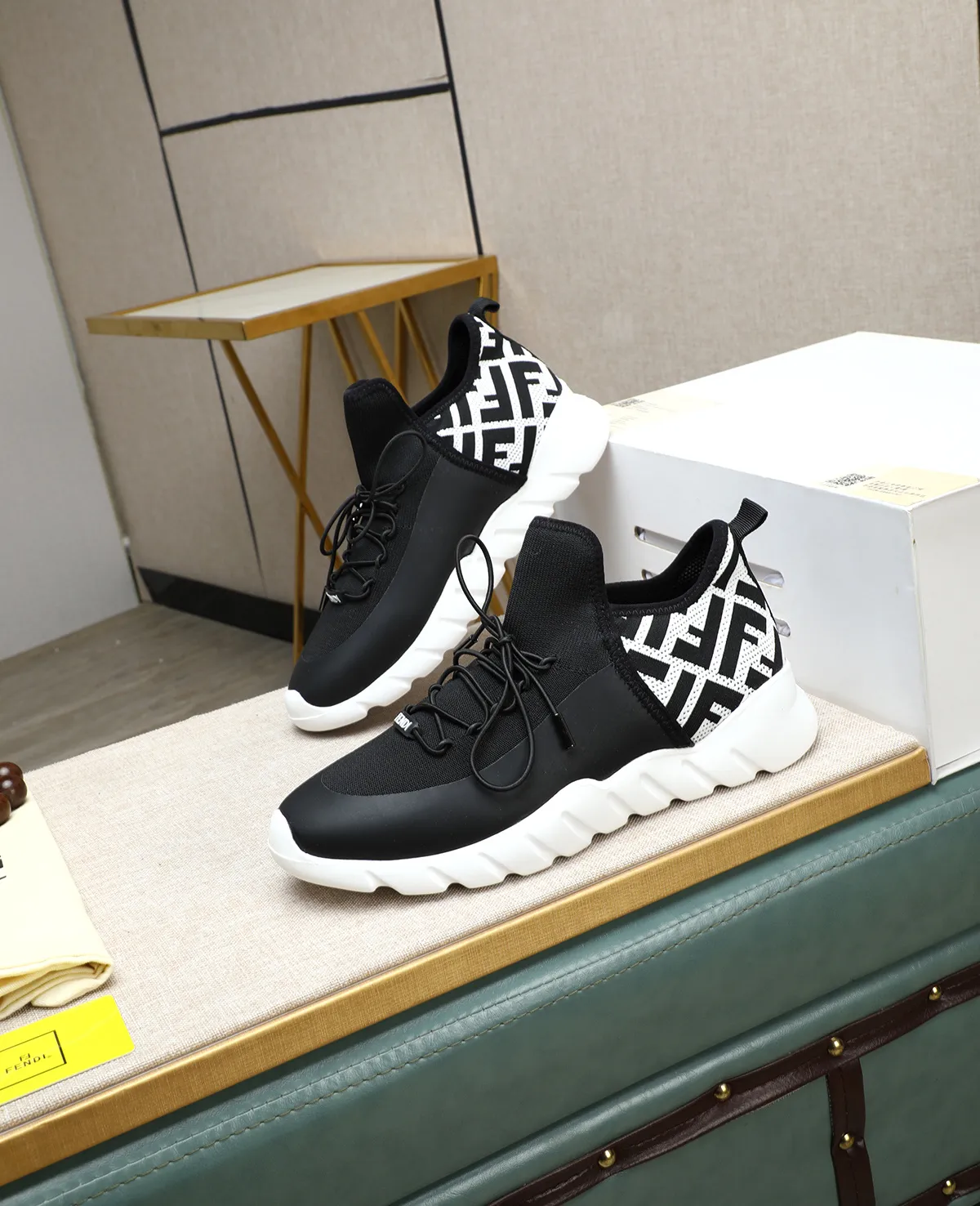 Men's Men's Shoes 💰700 Fendi Fendi's latest Tag series of men's casual mesh sports running shoes, originally purchased and developed, this Tag sports shoe is a one-leg sneaker, made of black high-tech mesh material with gray neoprene details. Oversized FENDI lettering on the side and translucent rubber details. Light and flexible rubber running shoe soles, beautifully packaged at the delivery counter, customized breathable lining, original molded foam rubber outsole, sole thickness: 3.5CM! Size: 39-44 (customized at 38.45.46)
